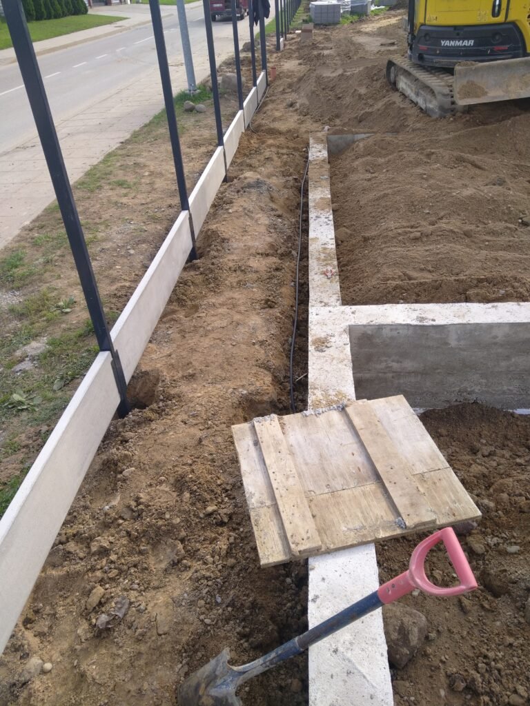 Pakabinamų tvoros bortelių montavimas ir pardavimas